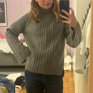 Tjocktröja - Varm tjocktröja med slits i sidan och i ärmarna. Xs men lite större i storlek. 100% ull