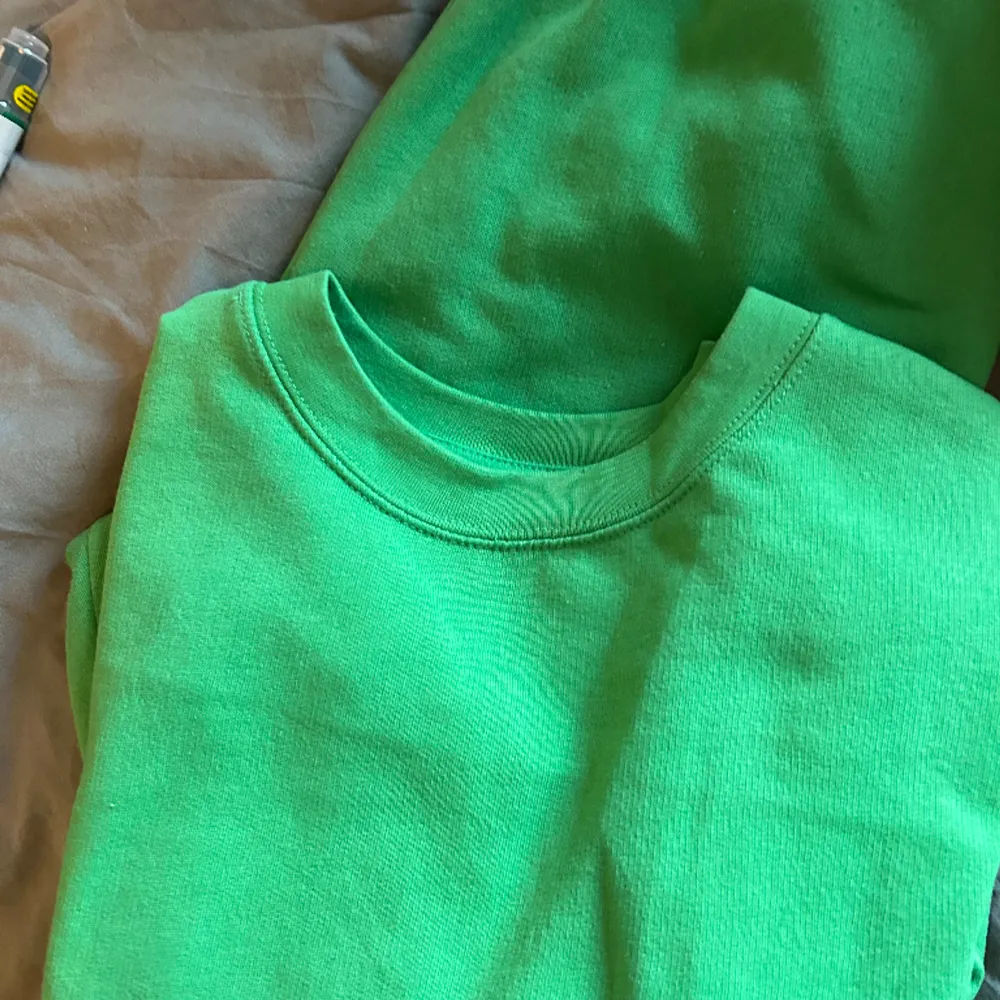 Säljer mitt mjukisset från Zara i storlek M på byxor och tröja. Det är i en den gröna färgen på sista bilden. Använt Max 5 gånger. 200kr för hela setet🫶🏼. Tröjor & Koftor.