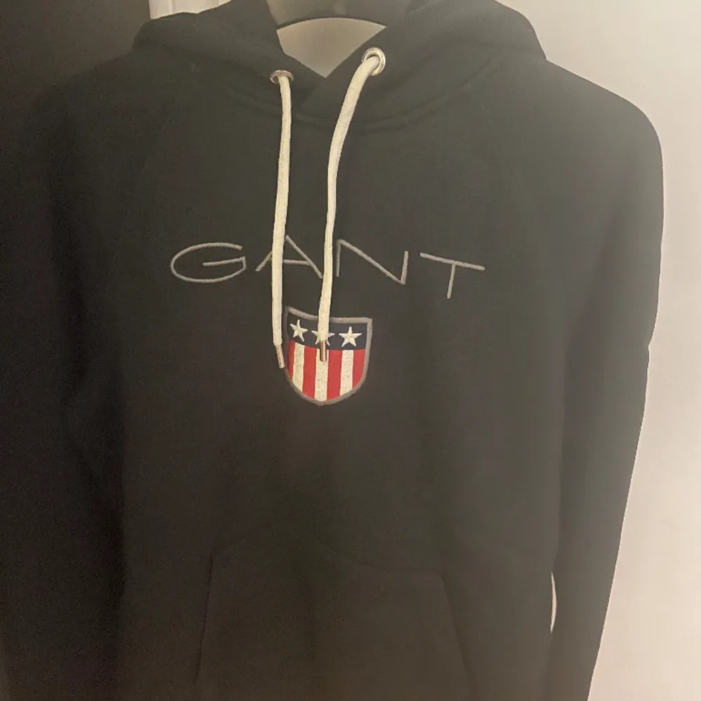 Gant hoodie i storlek M Säljs för att den inte används längre. Hoodies.