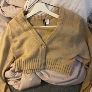 Stickad beige magtröja med knappar  - Aldrig använd jätte fint material och skick 