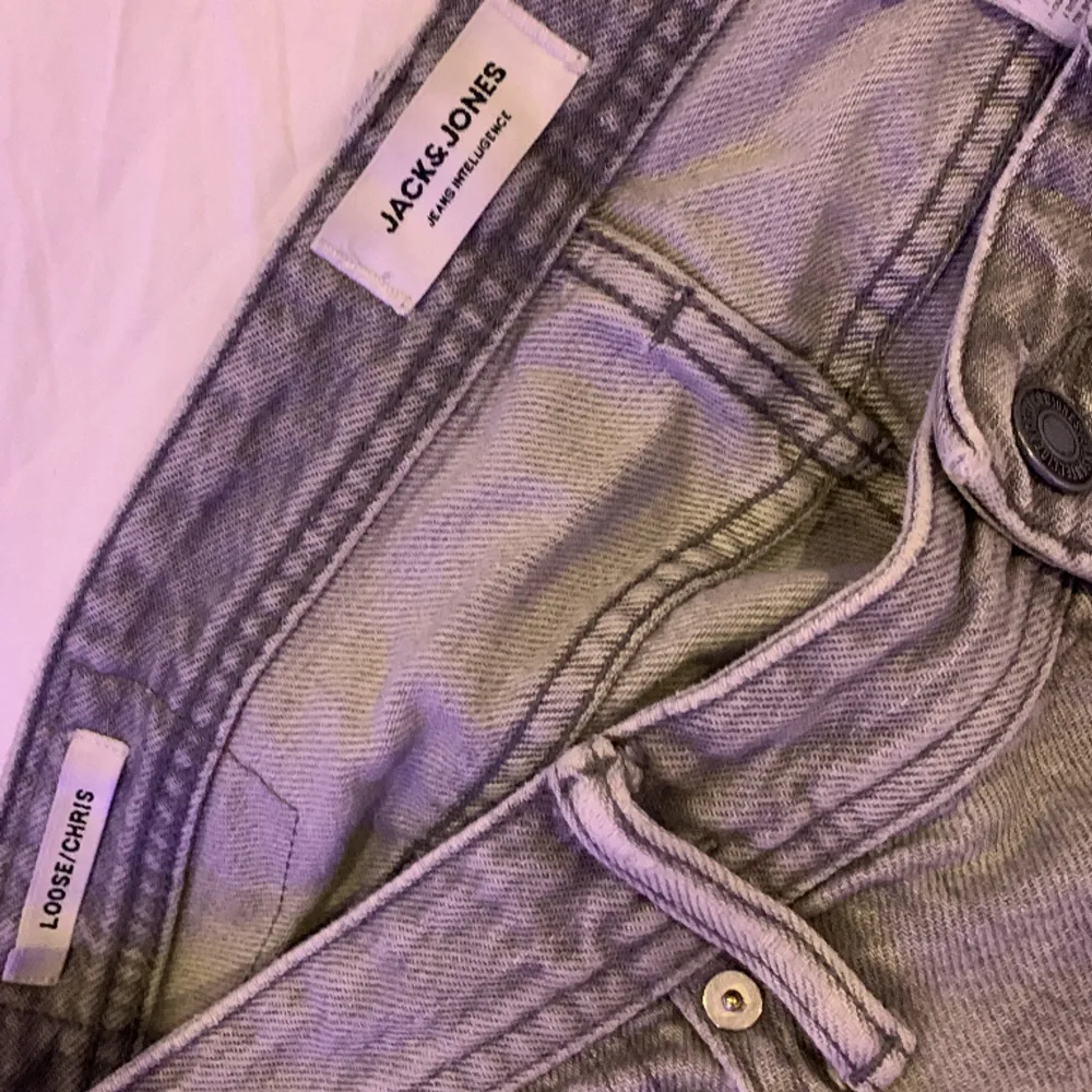 Säljer mina Jack and Jones byxor pga av att dom inte använda längre lite små tecken på användning. storlek 32:32 hör av er om ni har någon fråga🤝passar killar på 180 cm. Jeans & Byxor.