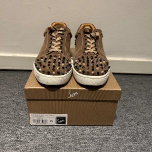 Louboutins seavaste 2 - Jag säljer mina loubs just nu😅 Storlek:45 men passar även 44 Skick: 8/10 använda varsamt Färg: beige med olika nitar  Nypris ca 9000kr Pris kan diskuteras!