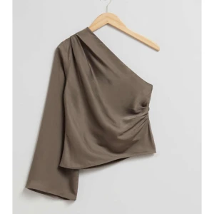 One shoulder-topp i satin🤎 - Slutsåld one shoulder topp från Other Stories🤎bara använd en gång. Skriv för bilder