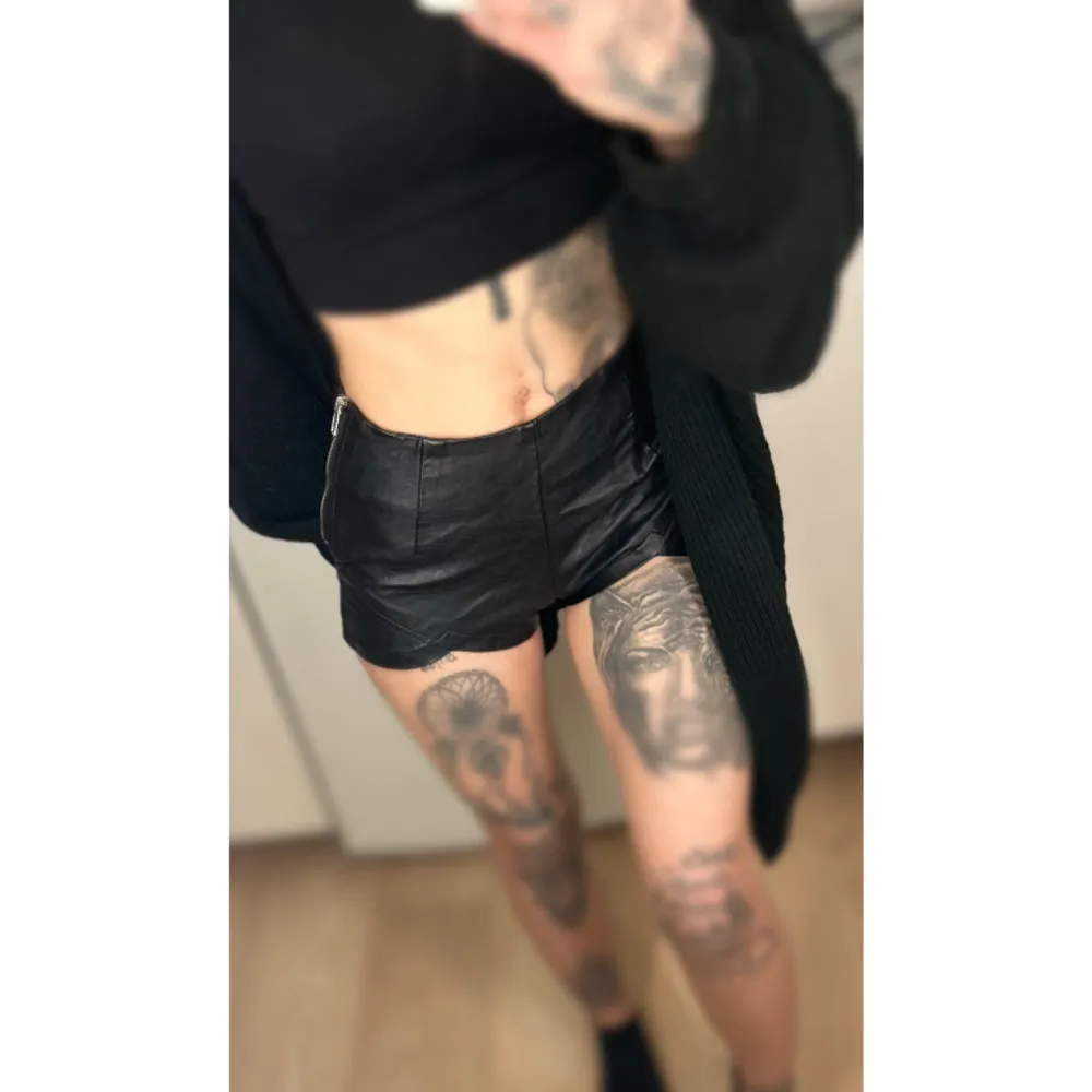 PU shorts från Nelly i storlek XS 🖤. Shorts.