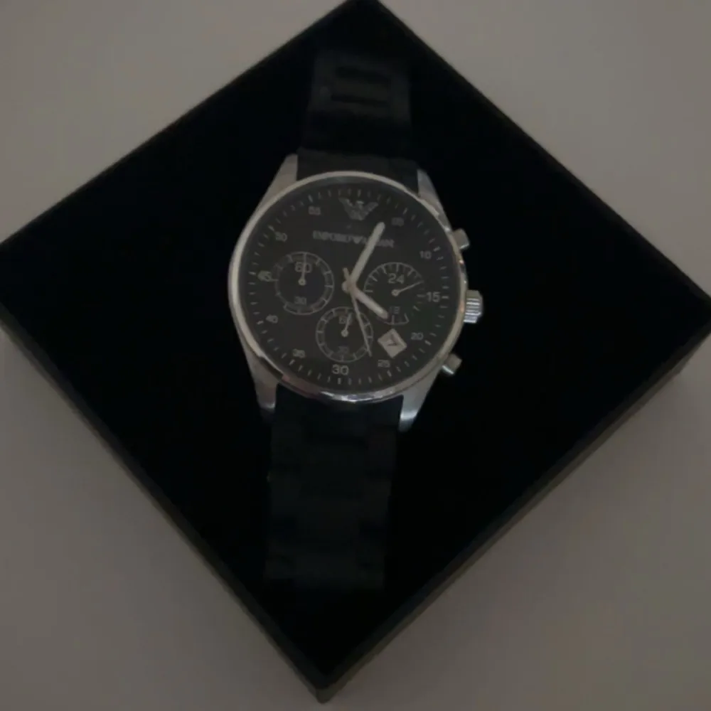 Hej! Säljer nu denna Armani klocka, inga defekter på klockan, snabb enkel affär. Vid snabbare affär kan priset gå ner!. Accessoarer.