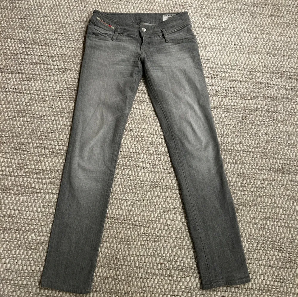 Säljer mina gråa favorit jeans från diesel. Så snygga detaljer på bakfickorna och väldigt fin grå färg. Low waisted i storlek W26L32. Fint skick!  300kr . Jeans & Byxor.