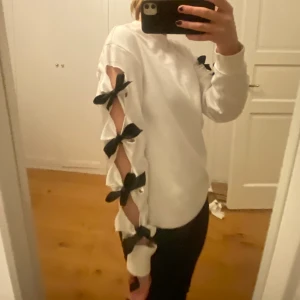Sweatshirt med rosetter  - Så cool sweatshirt med unika detaljer!!!! Xs men skulle snarare säga S