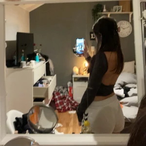 Öppen ryggtröja  - En mörkgrå långärmad, som är öppen i ryggen. Den har tyvärr inte kommit till användning. Därför jag säljer den. Köp den via köp ni eller går annars bra med swish💗