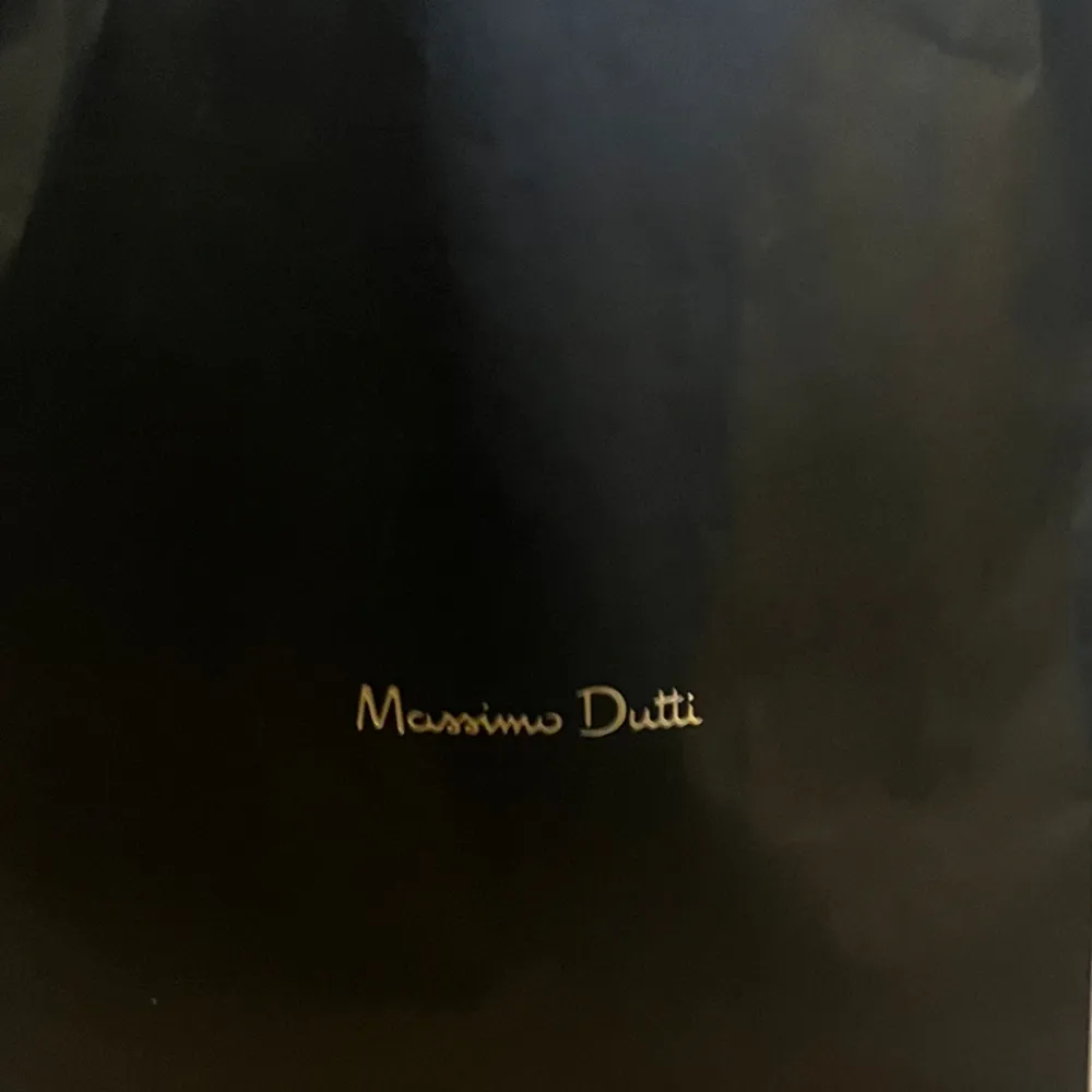 En svart Massimo dutti tröja som är utan någon defekt och har endast används några gånger. Den är i storlek M men passar även storlekar runt S.. Tröjor & Koftor.