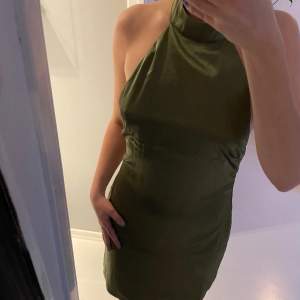 Säljer min olivgröna klänning i satin med öppen rygg. Stl M från Bikbok. Använd endast vid två tillfällen då den är något för stor för mig. Säljer för 180 kr +frakt. 