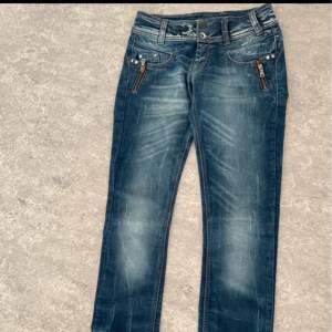 Lågmidjade jeans från Cipo & Baxx i strl W25/L34 