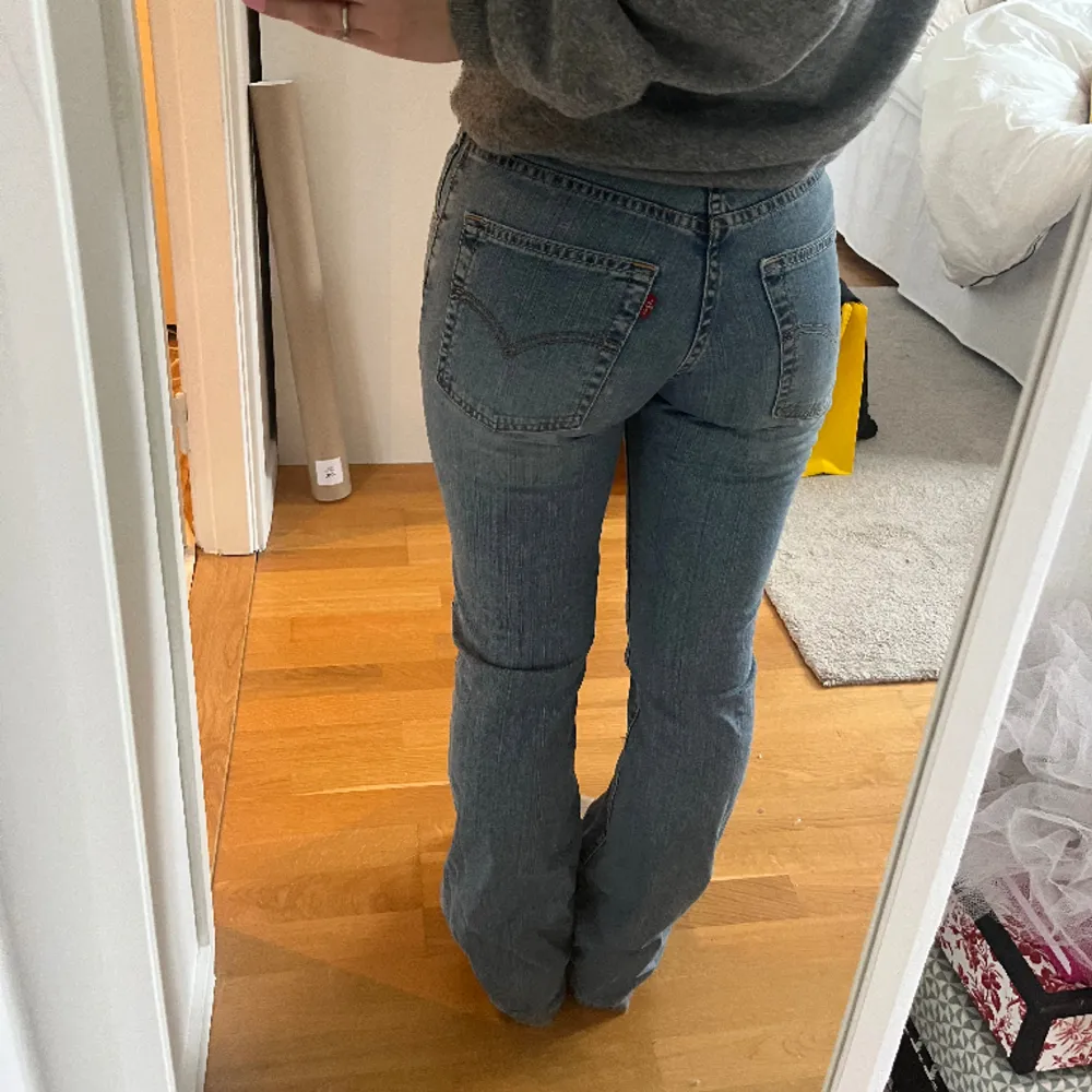 Bootcut jeans från Levis. Hittar ingen storlek på jeansen, men jag brukar vanligtvis ha storlek 36 i byxor.😊. Jeans & Byxor.