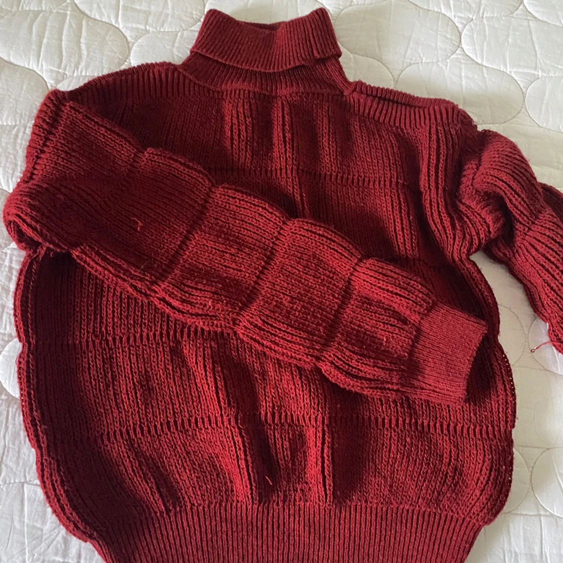 En vinröd stickadtröja  - 90
