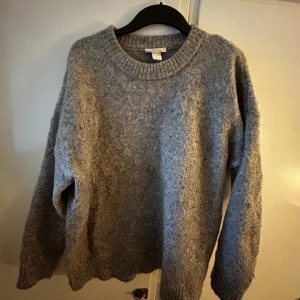 Stickad tröja  - Grå stickad tröja,  Köpare står för frakt ☺️