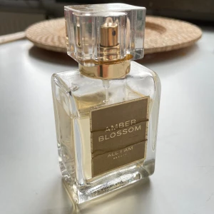Parfym  - Säljer Hannah och Amandas parfym från All I Am Beauty med doften ”Amber Blossom”. Ursprungligen 50 ml, ca 30 ml kvar. Älskar doften men tröttnar tyvärr  fort. 150 kr + frakt/mötas upp. 
