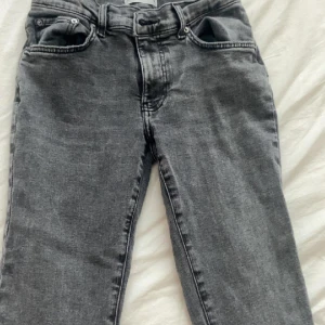 Lågmidjade jeans - Från gina, stl 36 motsvarar ca xs, lite korta på mig som är 164, köptes för 500kr