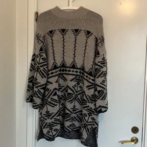 Stickad tröja  - Säljer min stickade tröja från Vila, pga att den inte längre kommer till användning. Varan har används, men den har varit väl händertagen. Original priset är 599kr.