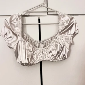 Sommar topp - Jättefin topp som är perfekt till sommaren 🤍 Den är i bra skick och inte alls använt 