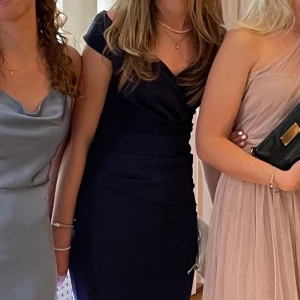 Mörkblå balklänning, Goddiva London - Säljer denna superfina klänning som jag hade på min bal i 9an. Använd vid endast ett tillfälle. Skriv privat om frågor kring fler bilder eller nått. Nypris 999kr