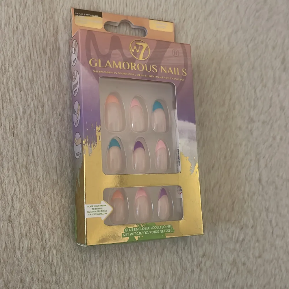 Här säljer jag lösnaglar ordinarie pris ligger på 48kr men jag säljer för 15kr!!,french tip i blå,rosa,orange och lila nagel lim kommer med i förpackningen och förpackningen kan ha blivit öppnad men inget han använts!💕. Övrigt.