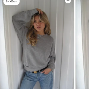  Crewneck Sweater Grey Djerf Avenue - Säljer Crewneck Sweater Grey stickad tröja från Djerf avenue i grått. Helt ny oanvänd i jättefint skick, men utan lapp. Nypris 1199kr.  Storlek XS, men jag är normalt en S så skulle absolut säga att den sträcker sig mellan XS-S! 