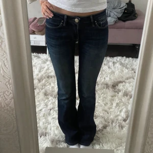 Mavi jeans - Så snygga jeans från Mavi, köpta på zalando och helt slutsålda. Säljer då de inte kommer till användning längre. Jeansen är i väldigt fint skick och i storlek w26 L32 o passar mig som är 173cm perfekt i längden💕