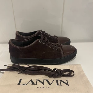 Lanvin skor  - Hej! Säljer nu dessa feta Lanvin skor. Skorna är i nästan nyskick skick 9,5/10. Med skorna medföljer även dustbag och helt nya skosnören. 