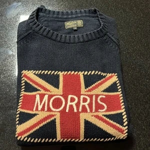 Stickad Morris tröja - Säljer denna sjukt feta stickade tröjan från morris. Den är mycket skön och även snygg. Den är i bra skick och passar mig som är 184 och väger runt 80 kg. Hör av er om ni har några funderingar! 