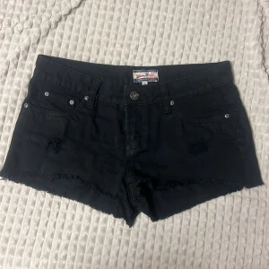 Lågmidjade svarta shorts  - Säljar dessa fina svarta shorts som är  lågmidjade i storlek 36. Bra skick! Använda fåtal gånger, inga defekter!  