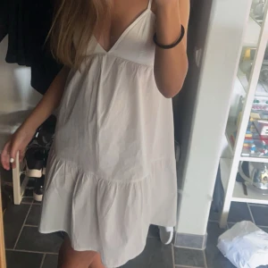 Vit klänning  - Jätte fin klänning till sommaren den är köpt i somras och ej säljs längre Nypris:600 mitt pris: 400! Använd endast 1 gång💕