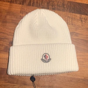 Moncler mössa  - Vit moncler mössa | väldigt skön passform | perfekt nu för vinter och vår | kontakta mig för mer info eller liknande 😁