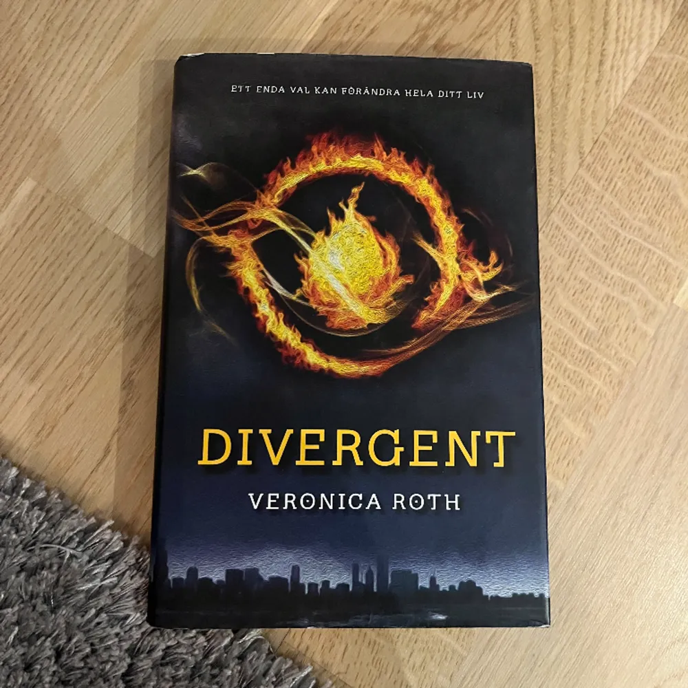 Divergent bok för 60kr. På svenska. Baserad på filmen Divergent. Övrigt.