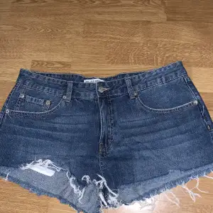Jeans shorts från Pull & Bear Storlek 42  Bra skick  Pris diskuterbart 