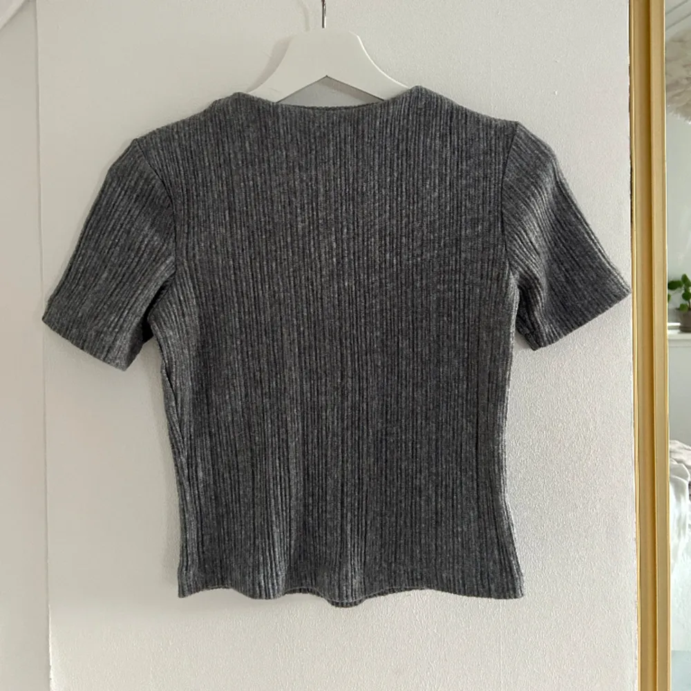 Säljer denna superfina grå, stickade t-shirten. Använd en gång, i nyskick. Säljer för att den inte används.🩶. Stickat.