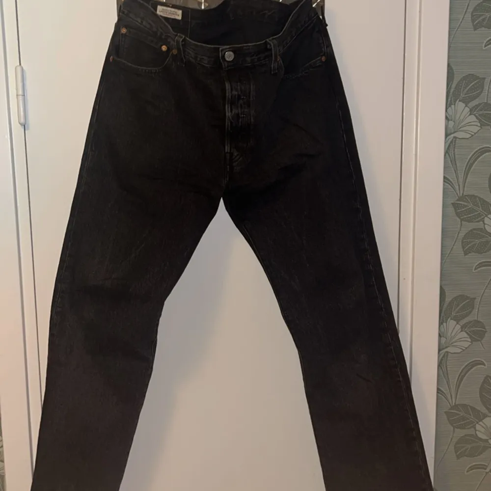 Säljer dessa Levis 501 jeans. Dom är extremt bra skick. Används inte pga blivit för stora. Köpta på NK för 1100. Hör av er vid frågor.. Jeans & Byxor.