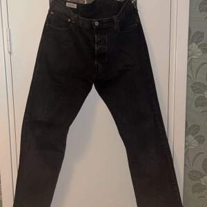 Säljer dessa Levis 501 jeans. Dom är extremt bra skick. Används inte pga blivit för stora. Köpta på NK för 1100. Hör av er vid frågor.