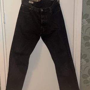 Levis jeans  - Säljer dessa Levis 501 jeans. Dom är extremt bra skick. Används inte pga blivit för stora. Köpta på NK för 1100. Hör av er vid frågor.