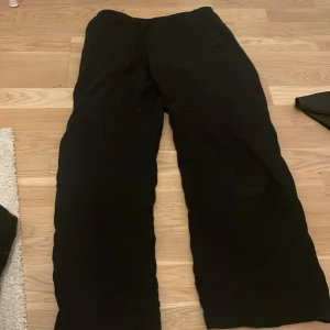 Linnebyxor svarta - Dem känns lite mindre än 146 i storleken, men dem sitter annars väldigt bra. De är sköna, tunna och bra för sommaren och använda ungefär 3 gånger.