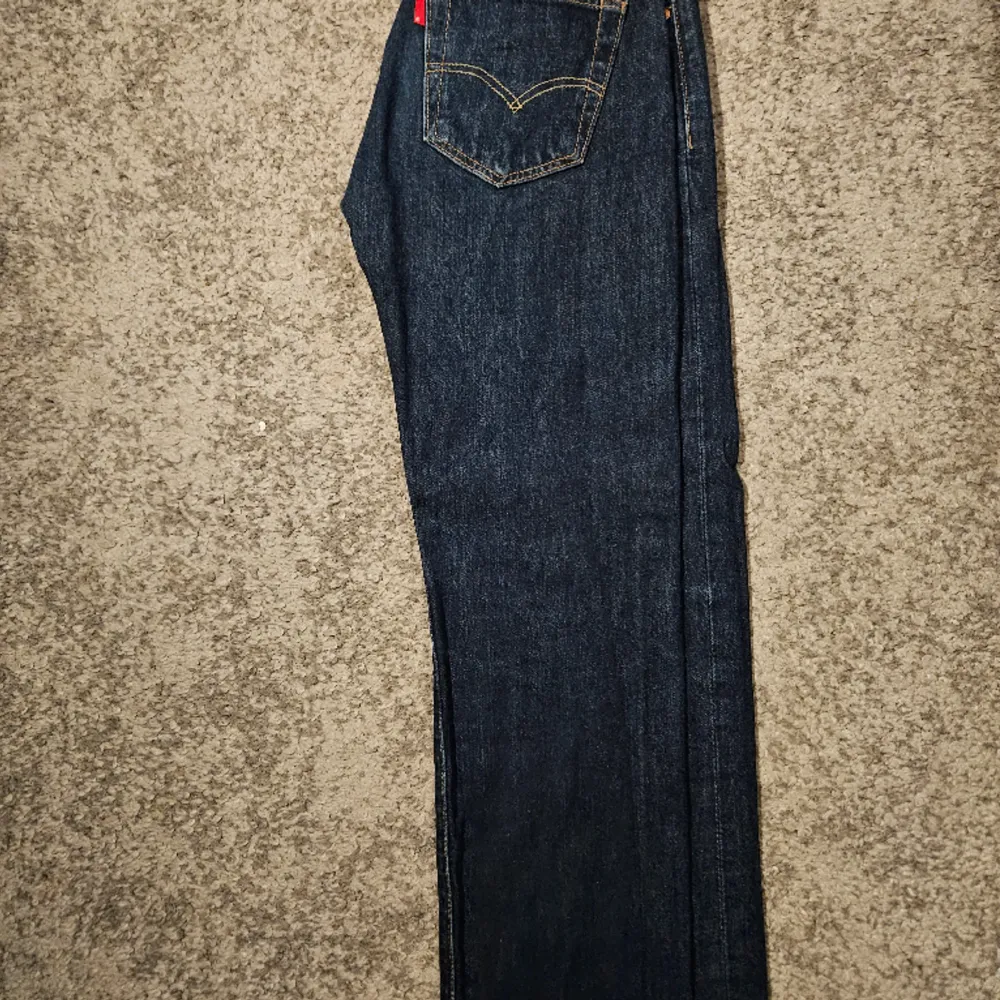 Säljer nu mitt andra par mörkblåa Levis jeans utav den anledningen att de är för små. Använda få gånger och inga tecken på slitage. Perfekt passform.  Fraktar inom 24h📦 Storlek W28 L30 Skick 9,5/10 Vid minsta fråga kontakta mig😀🙌 Ny pris 1099:-. Jeans & Byxor.