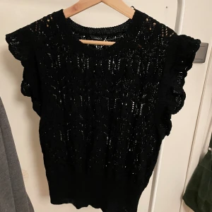 Virkad spets topp  - Svart  virkade topp från Lindex 