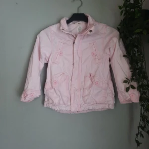 Jacka stl 116  - Inget att anmärka på mer än att luvan saknas o att den behöver strykas.  Stl 116