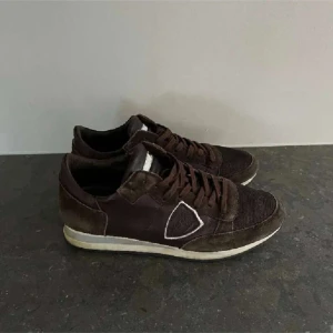 Phillipe Model skor  - Säljer mina Philippe Model skor då dem ej kommer till användning längre. Skicket är fortfarande bra så säljer dem för 1099. Hör av dig vid minsta lilla fundering. 