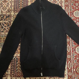 stickad Zara tjocktröja - Blå stickad Zara fullziptröja köpt förra vintern Bara använts ett fåtal gånger Storlek L passar M/L Nypris 1200