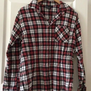 Blus - Den är nästan oanvänd. Skön blus när det är kallt.