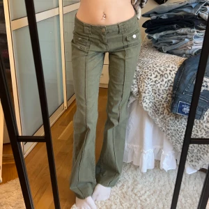 Gröna h&m jeans  - Säljer dessa populära och sjukt eftertraktade h&m jeansen. Slutsålda sedan länge. Stolek 34 men stretchiga och något stora i storlek så passar nog även en 36. Vill du köpa trycker du på köp nu, jag postar inom 24h