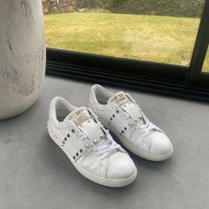 Valentino skor  - Tja! Säljer nu mina riktigt feta valentinos, skick 9/10, nypris ligger runt 8500 mitt pris är endast 1650 priset är absolut inte hugget i sten så vid minsta fundering är det bara och höra av sig! 