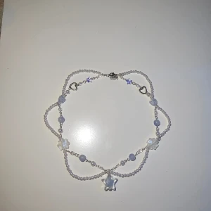 Handgjort halsband - Handgjort halsband av mig, med mesta dels plast pärlor och några glas pärlor. Halsbandet tog ganska lång tid att göra men kan ändå diskutera priset om någon vill de🩷 Halsbandet är i vitt och blått🤍🩵