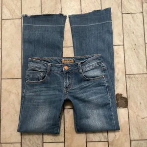 Lågmidjade jeans  - Säljer dessa fina jeans som tyvärr inte längre passar mig. Midja 36 cm och innerbenslängden 77 cm. Jag är 168cm. Hör av er vid frågor 💕