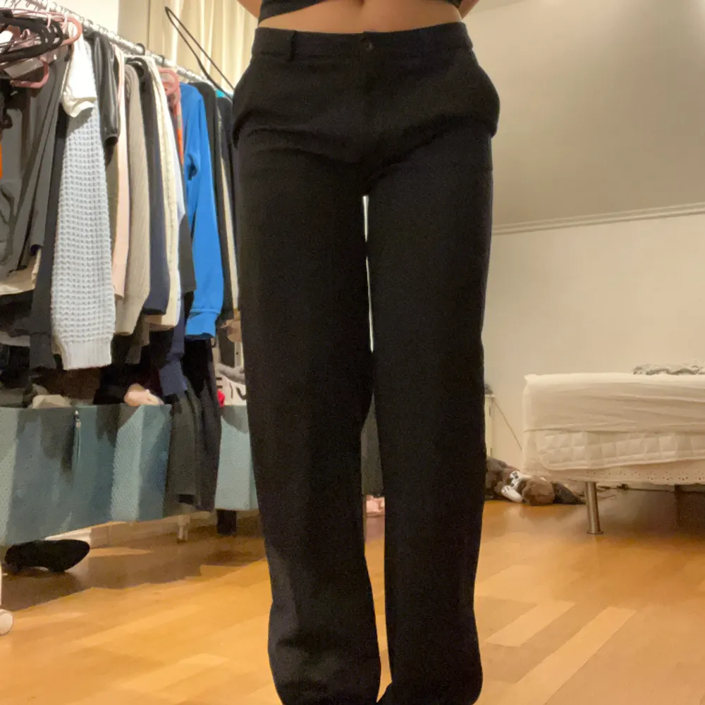 Hejj, säljer dessa svarta kostymbyxor från lager 157 i storlek S då de är för stora & långa. Mid/low waist och bara provade. 💕💞💗. Jeans & Byxor.