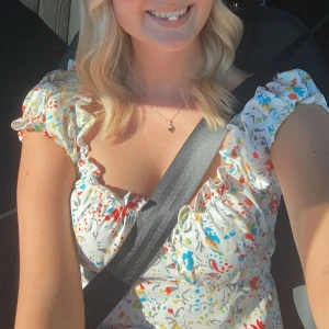 Sommarklänning  - ❗️Inte de bästa bilderna, skriv privat för fler❗️   Blommig sommarklänning från Its May med en slits, passar perfekt till midsommar!! Använd en gång💓☀️